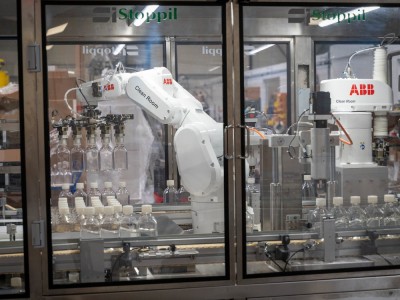 Centrados en nuestra nueva máquina que integra robots
